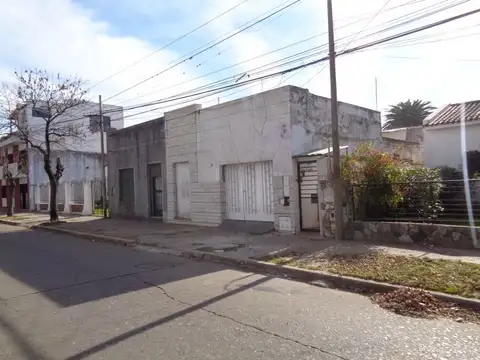 Casa de Dos Dormitorios con Garage y Terraza. Oportunidad para Reciclar 