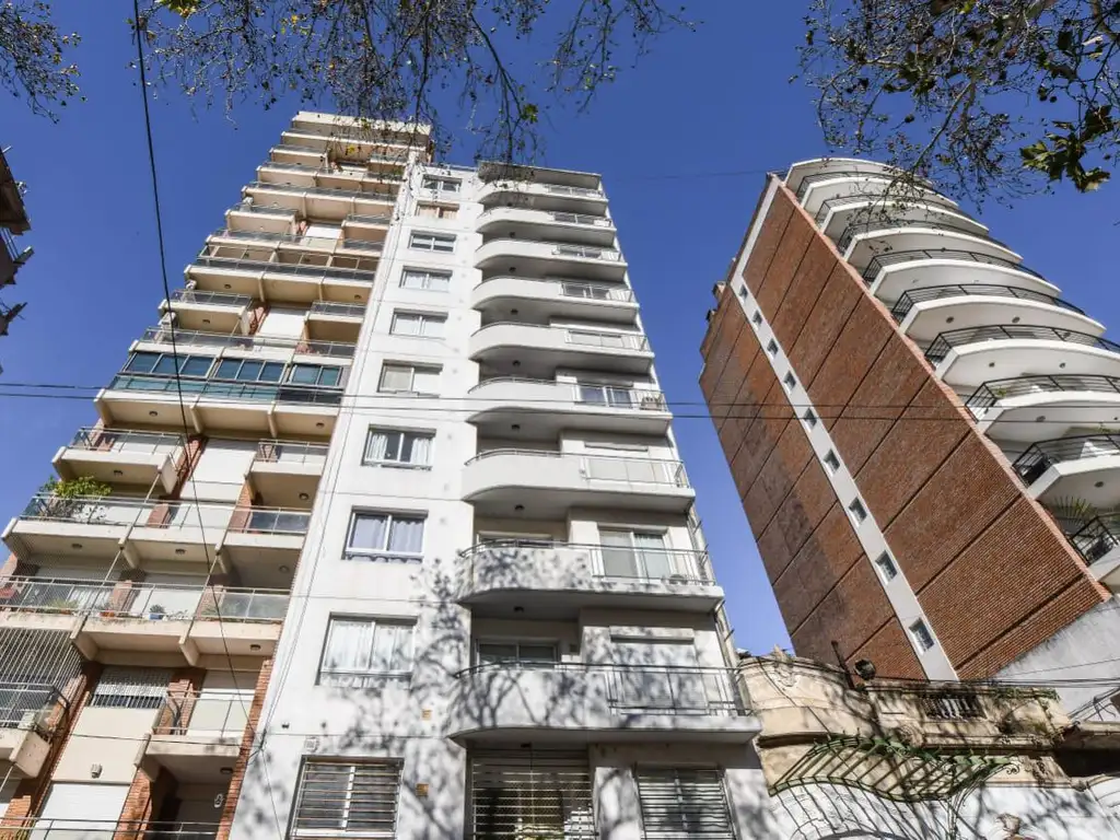 Hermoso semipiso de un dormitorioScuba XV .Av. Pellegrini y frente a la plaza López.