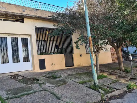 EN VENTA EN EL PALOMAR; CASA EN LOTE PROPIO DE 10X20, DE 3 AMBIENTES; CUENTA CON GARAGE - FICHA 8607