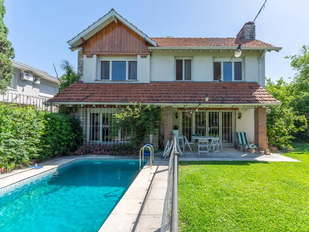 Casa en alquiler en Acassuso, 4 dormitorios, 3 baños, con Jardín y pileta