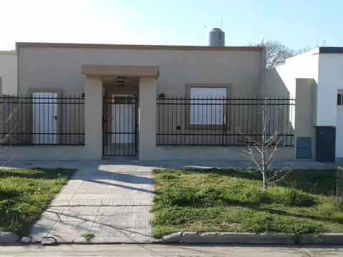 Casa en venta - 6 Dormitorios 3 Baños - 265 mts2 - Bragado