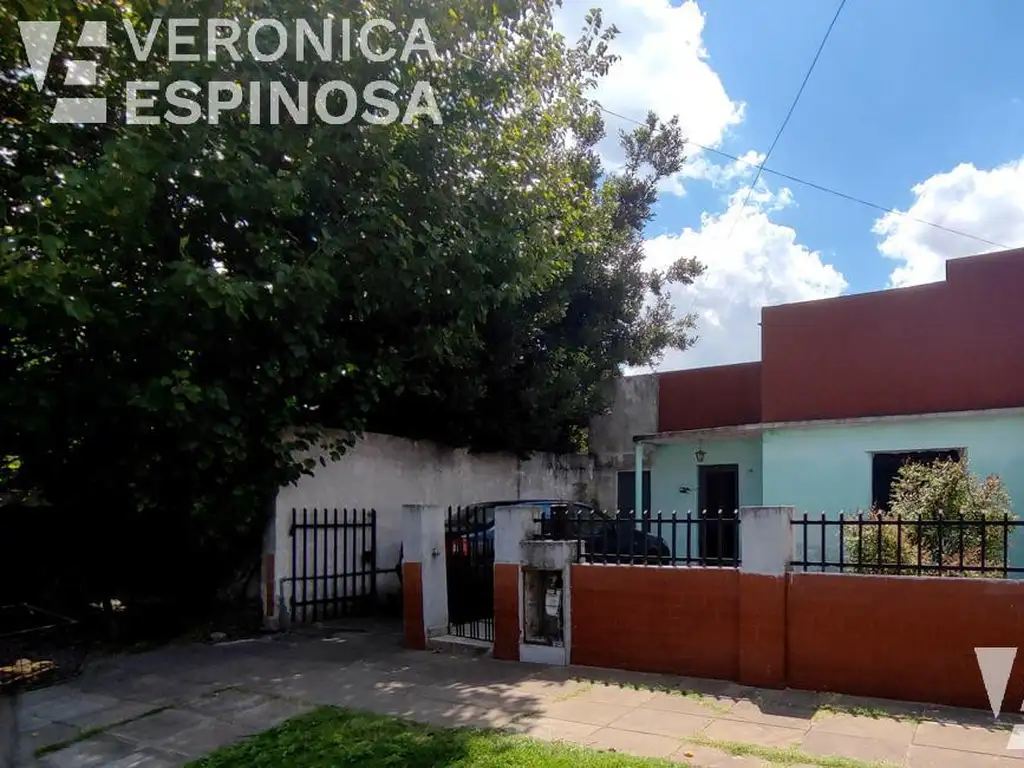 Casa de tres ambientes en venta, Moron. PROPIEDAD A RECICLAR.