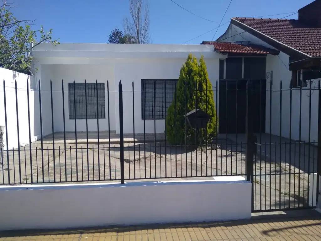 Casa en venta en Berazategui a 3 cuadras de avenida comercial.