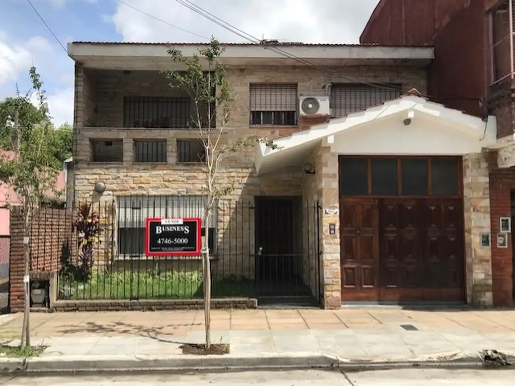 CASA CON JARDIN, QUINCHO Y PILETA