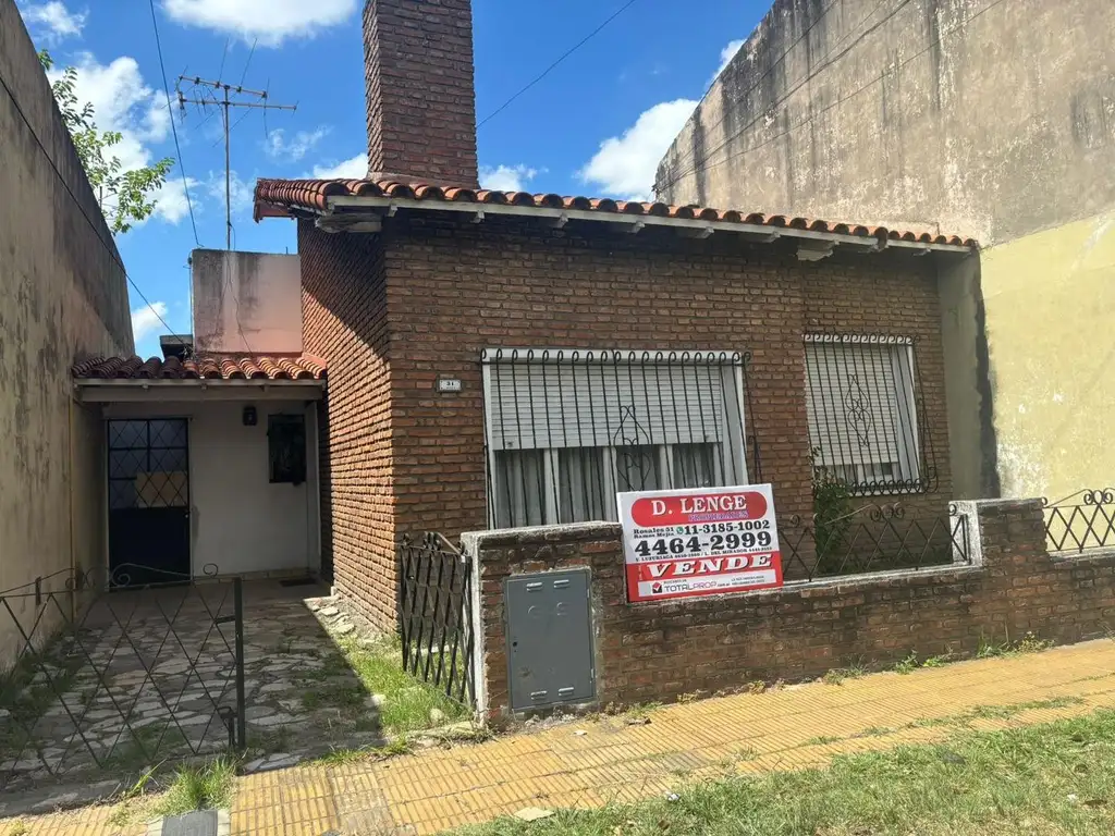 Casa 4 amb. Sobre Lote de 10 x 17 mts.