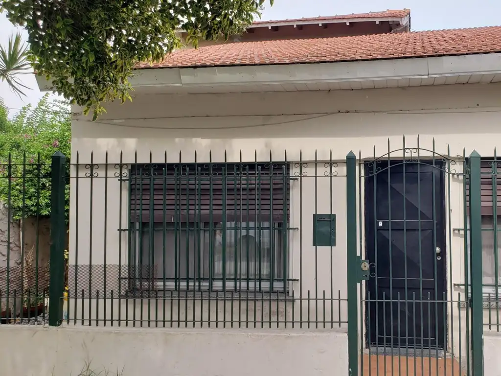 VENTA - CASA 4 AMB C/COCHERA Y PATIO + DEPTO 2 AMB C/COCHERA