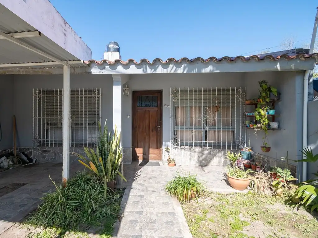 Venta CASA 2D, cochera y patio - Apta a crédito