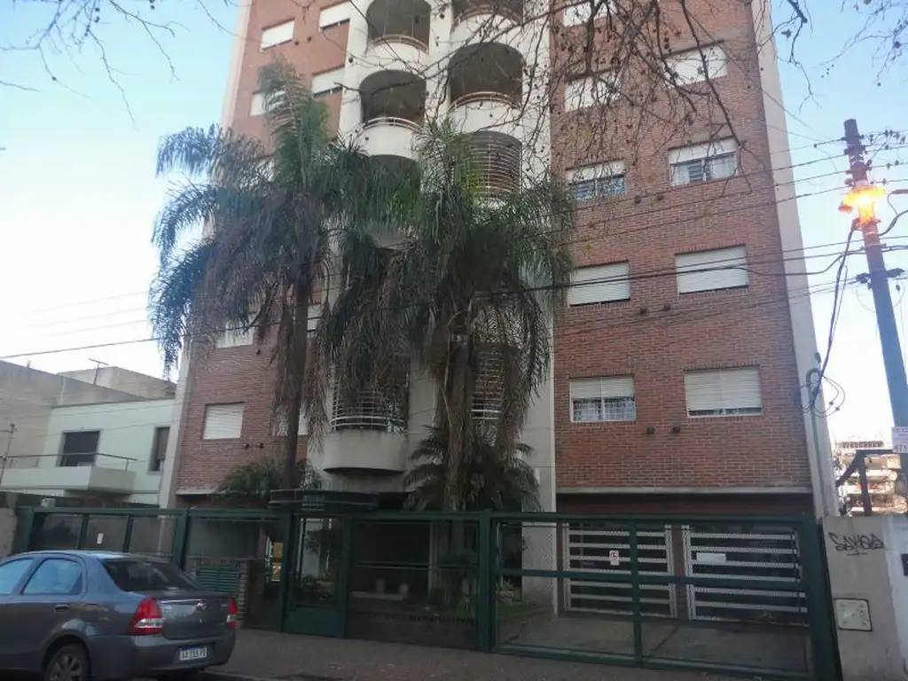 Alquiler de Departamento 3 AMB con cochera Caseros zona centro