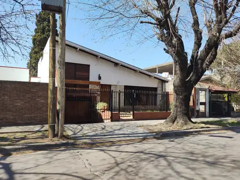 Chalet en venta 3 dormitorios jardin pileta garage Avenida