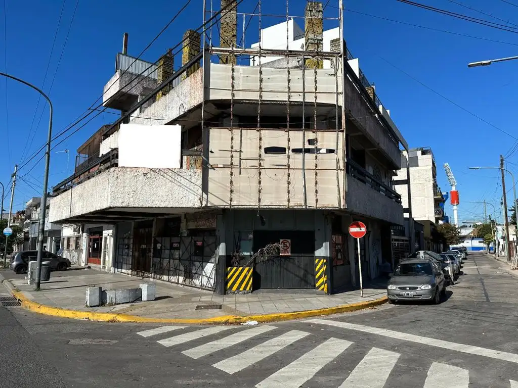 Liniers - Local Comercial en Esquina -  Avda Juan B. Justo y Barragan