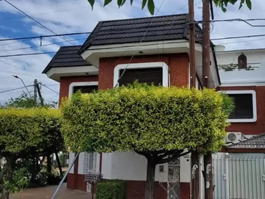 Casa en venta - 4 Dormitorios 3 Baños - Cochera - 230Mts2 - Haedo