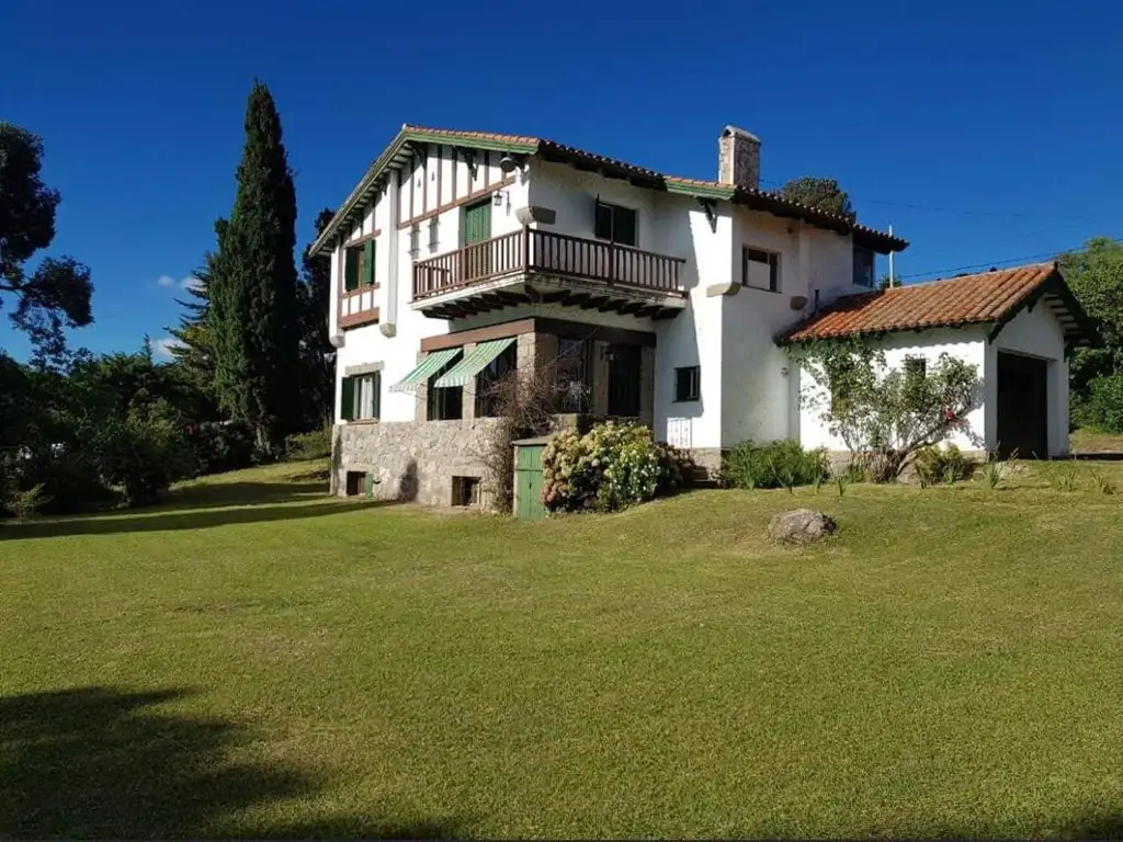 Se vende casa en La Cumbre, a 1 cuadra del golf, vista al atardecer