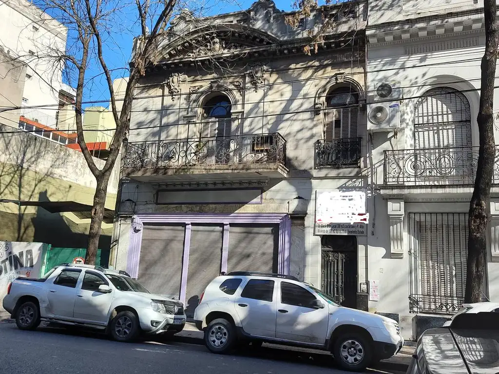 OPORTUNIDAD VENTA CASA 3 AMBIENTES TERRAZA  Y LOCAL DE 240 M2  SUBTE E PERMUTA Y FINANCIACION