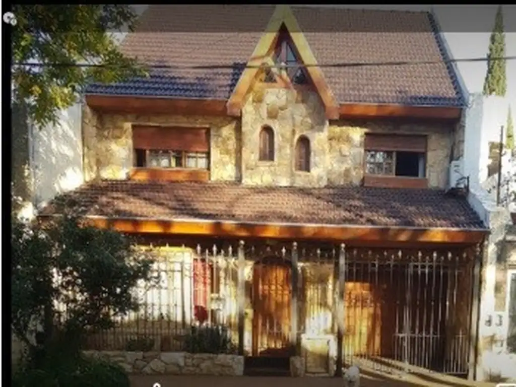 Espléndida Casa En Dos Plantas 5 Amb. - 3 Baños / Garage