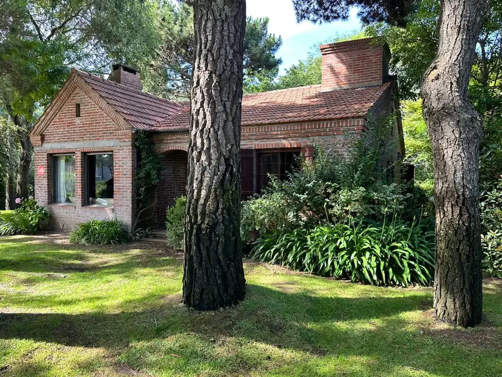 Casa en venta sobre dos lotes, Valeria del mar