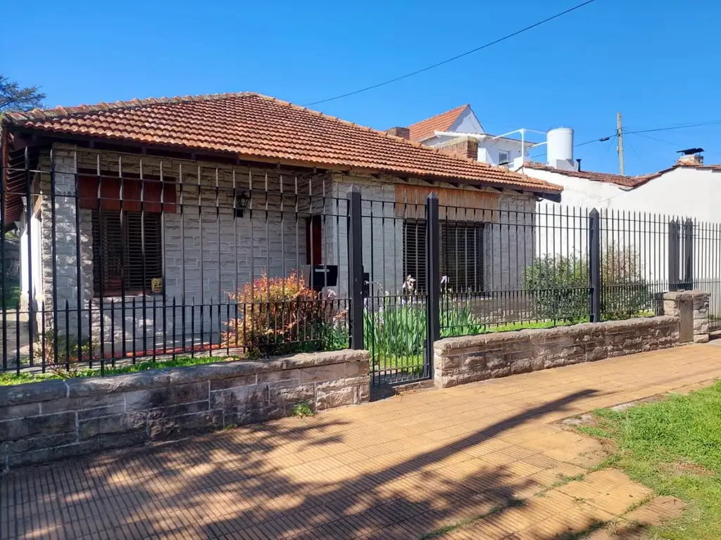 Casa en una planta de 4 amb sobre 1188 m2 de lote, excelñente entorno, quincho y galpón fondo