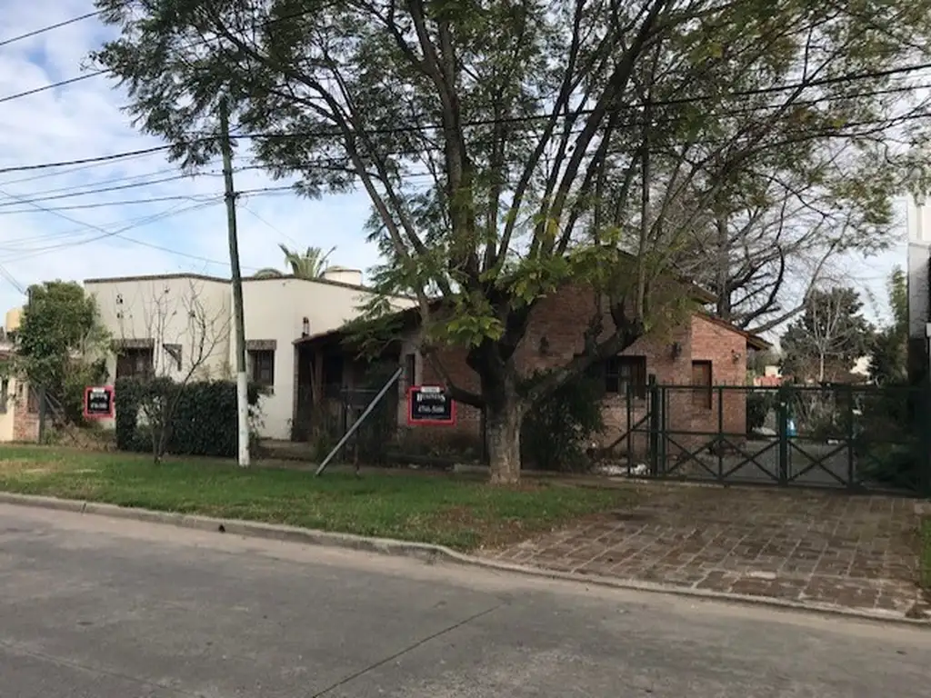 CASA CON  AMPLIO JARDIN Y PILETA