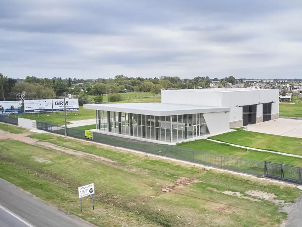 Importante Nave Industrial Uso Comercial sobre Ruta en  Alvear a Estrenar