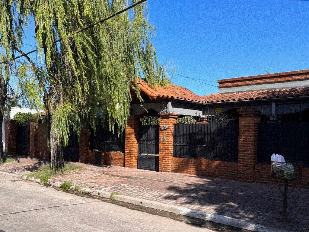 MUY LINDO CHALET FAMILIAR O MULTIFAMILAR SOBRE DOS LOTES