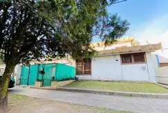 Casa de 4 Ambientes con Cochera y Pileta en Gonnet, La Plata