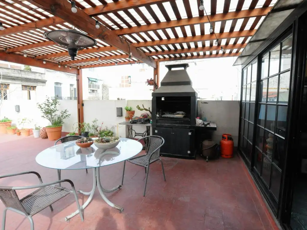 Venta PH  4 ambientes con quincho y terraza en Balvanera