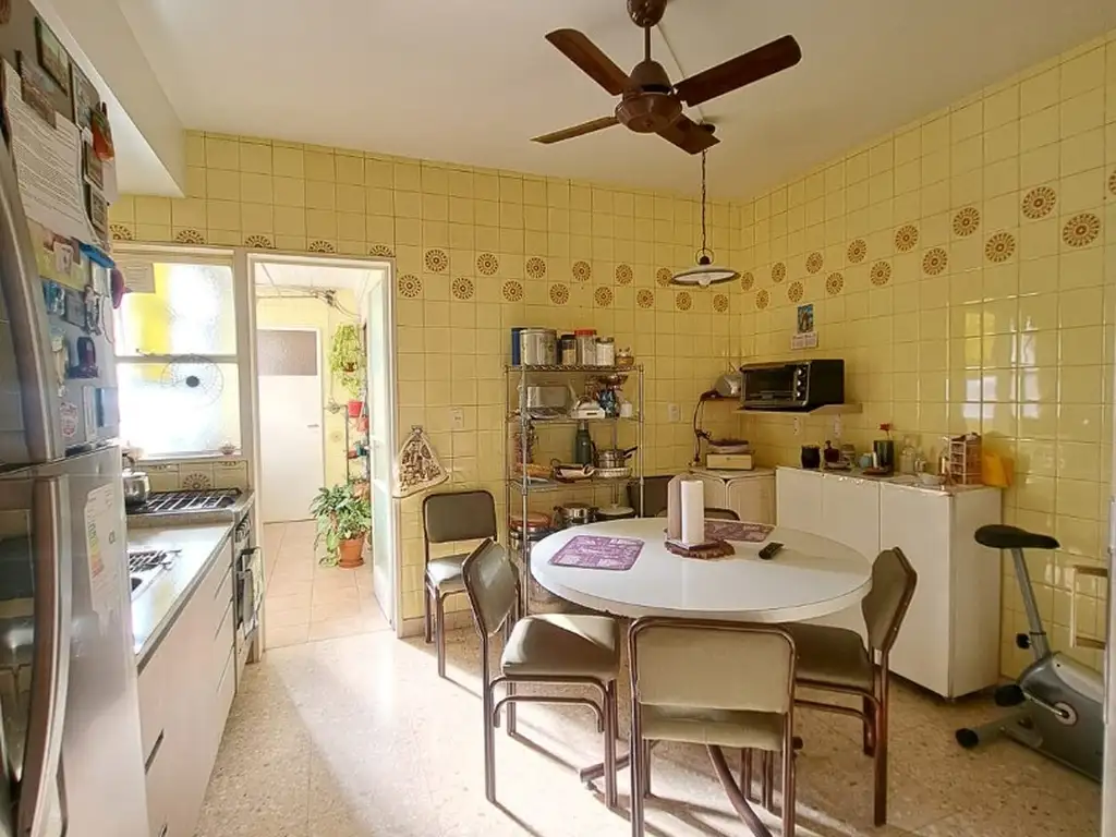 VENDE HERMOSO 4 AMBIENTES CON DEPENDENCIA, BALCON, LAVADERO Y COCHERA - PATERNAL