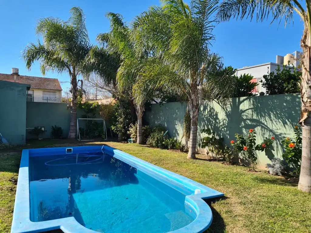 VENTA DE CASA 3 AMB CON PILETA EN BERAZATEGUI.