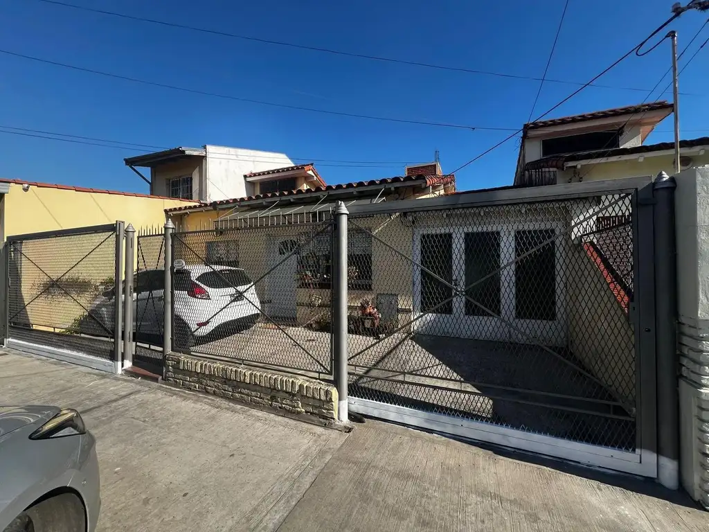 Venta casa jardín parque parrilla Banfield Permuta