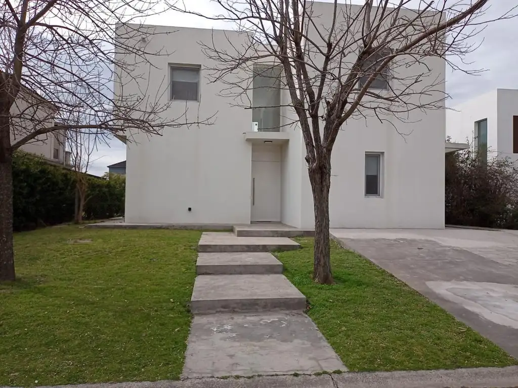 Casa en Venta/ Alquiler en  Los Sauces - Nordelta!