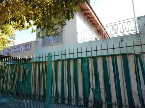 Venta- Casa - Lomas de Zamora - cochera - patio- a refaccionar- 5 amb