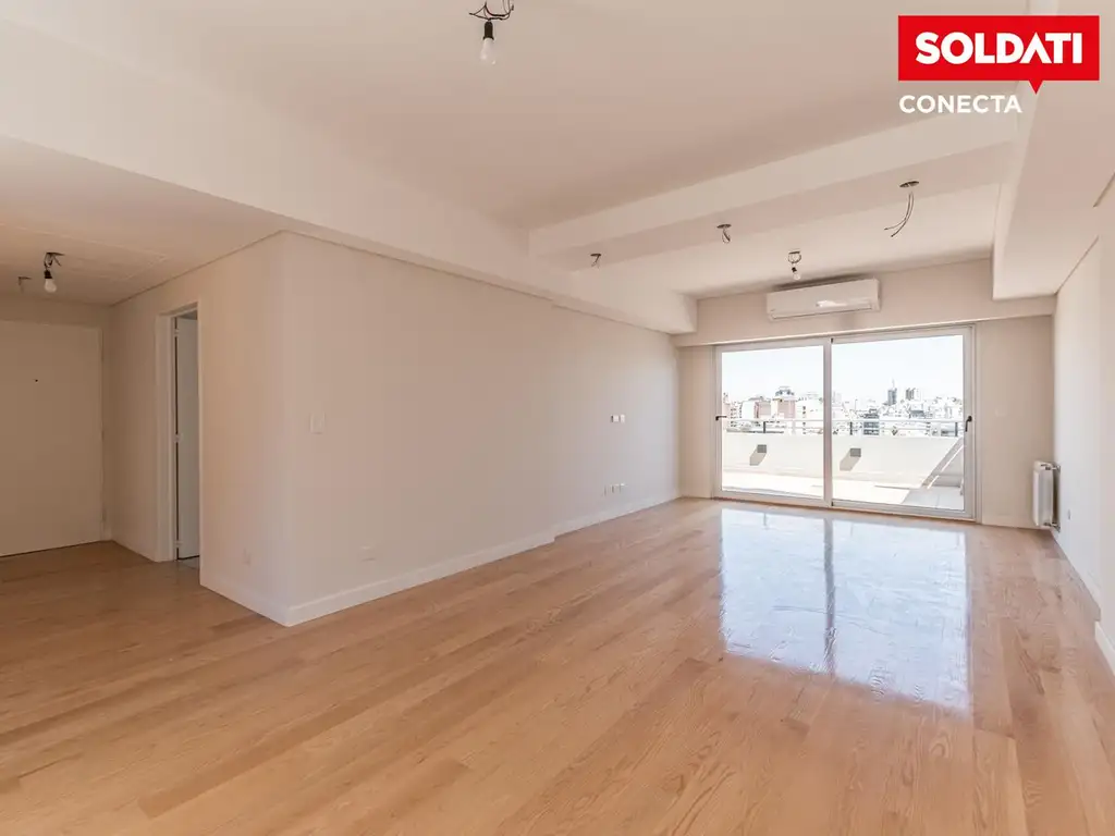 Departamento en venta de 4 ambientes en Caballito con balcón y patio. Excelente construcción.