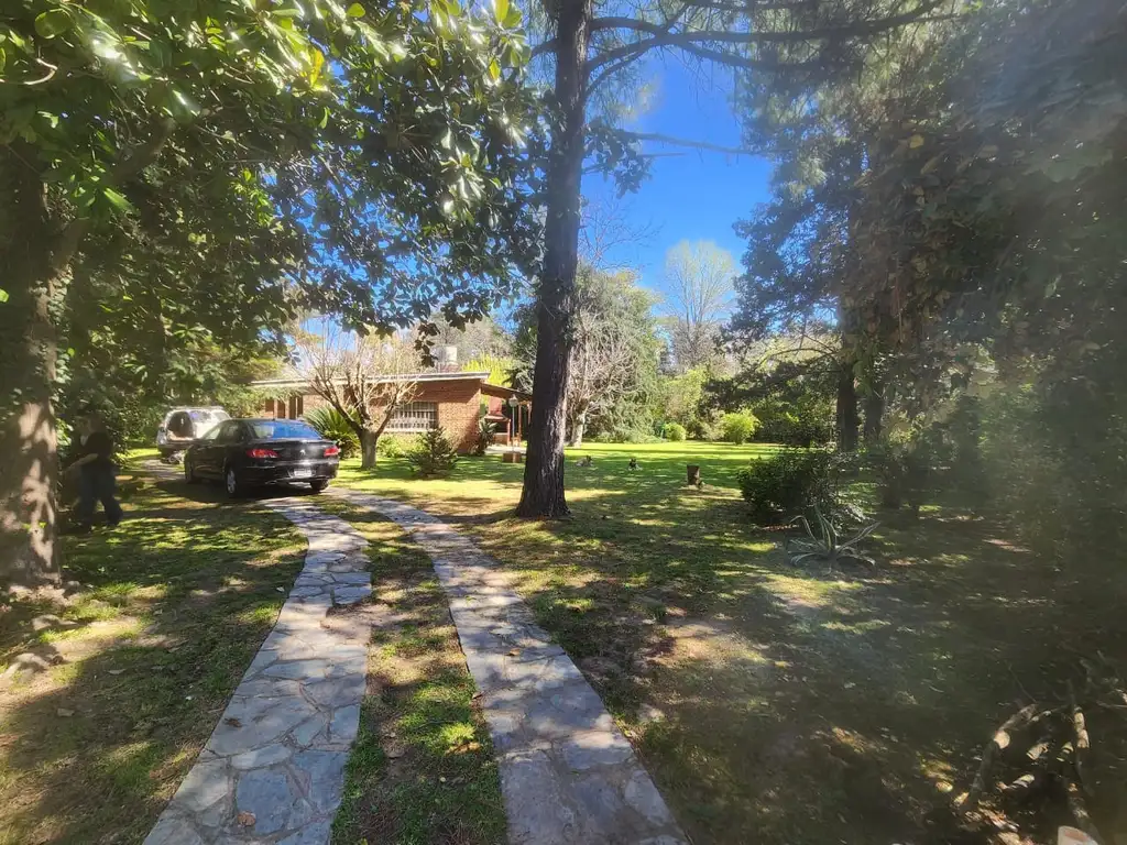 Casa con Jardín y añosa arboleda