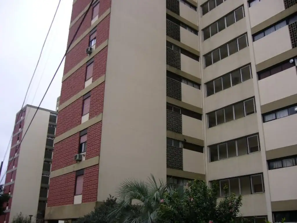 3 ambientes en planta baja en buen estado con vista a jardines comunes. Cocina y lavadero separados