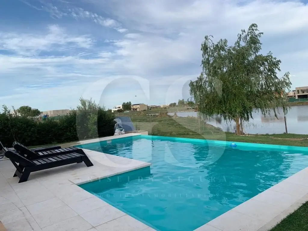 Alquiler Casa 6 años 3 dormitorios, 150m2, 4 cocheras, San Sebastian