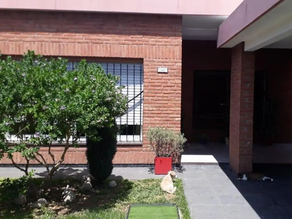 Venta - Villa Luzuriaga - Casa 4 ambientes muy buen estado