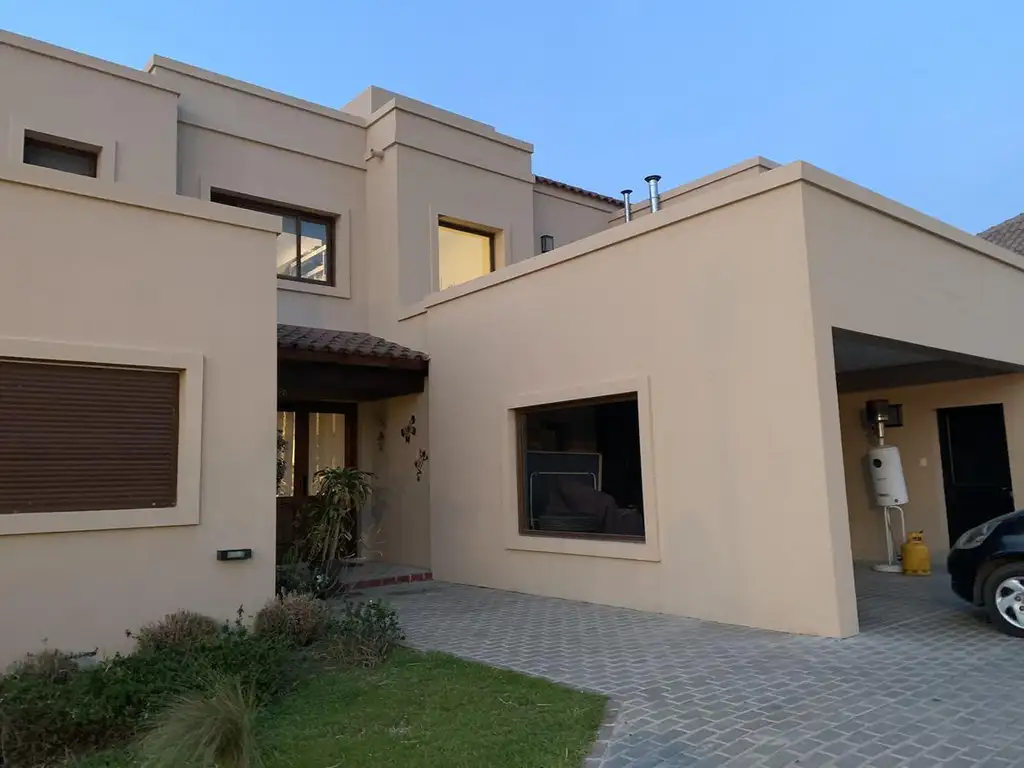 Venta Casa en Rosario Golf Country Club - 4 dormitorios