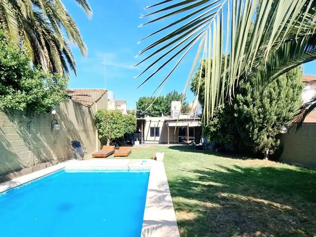 Venta de Casa de 4 ambiente con Pileta en Castelar