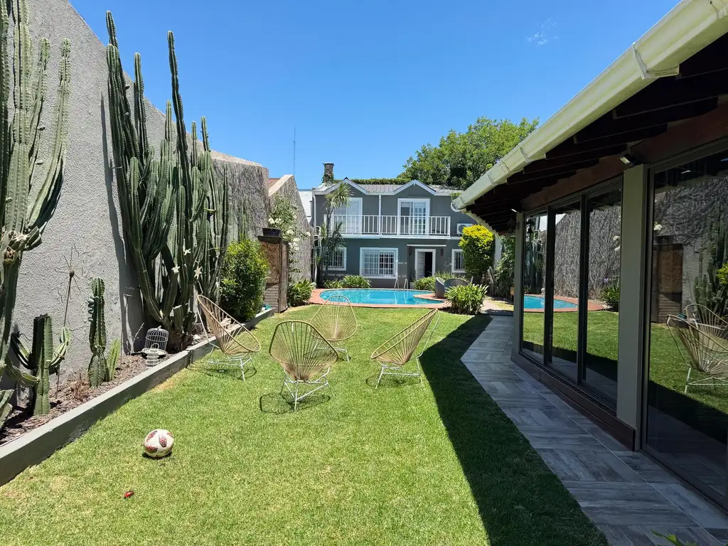 Casa con jardín y pileta a la venta en San Fernando.