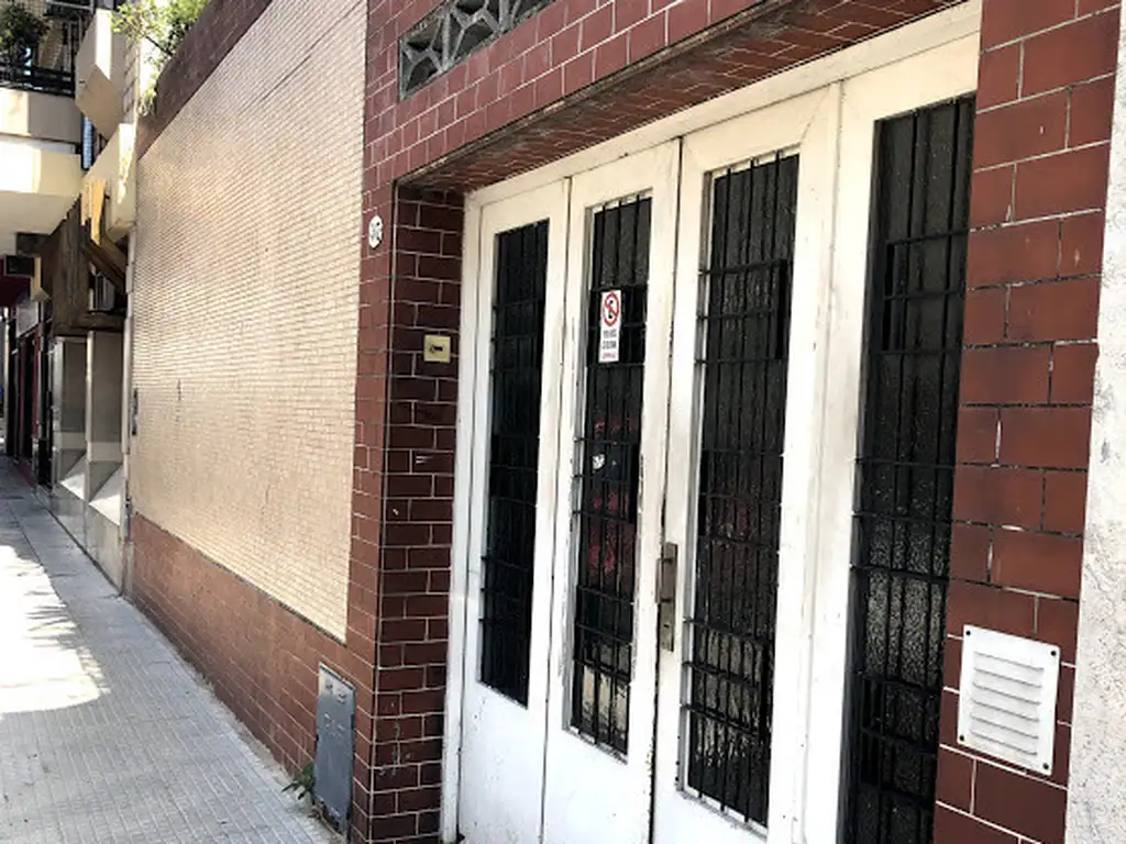 Casa con cochera sobre lote de 8.66 a 19.16 Boedo / limite con caballito