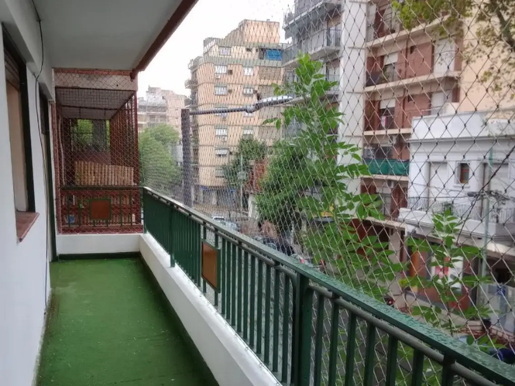 3 AMBIENTES AL FRENTE CON BALCON