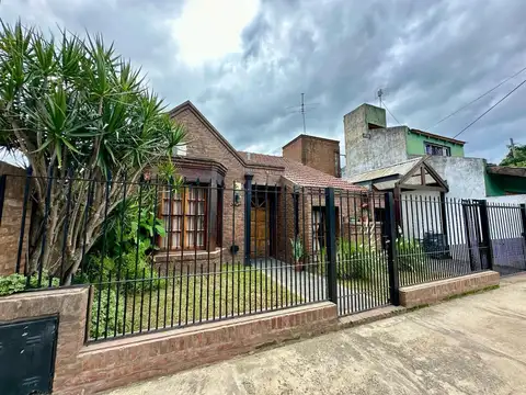 Casa con cuatro dormitorios - Escobar centro