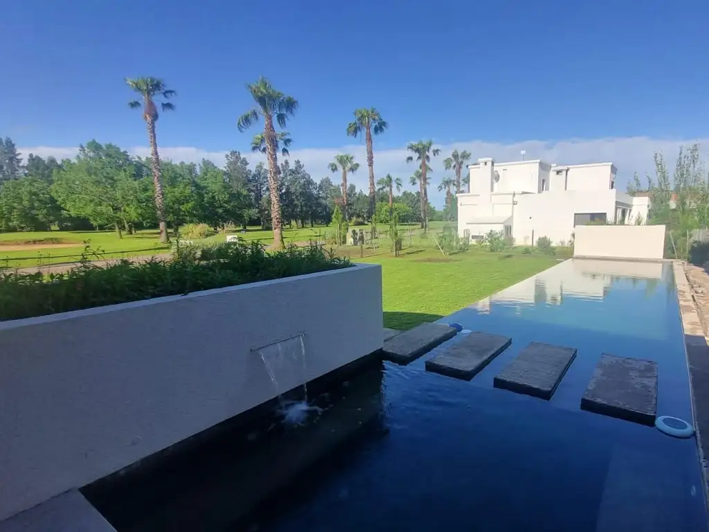 Casa en venta de calidad 3 dormitorios con pileta frente al golf Puerto Roldan