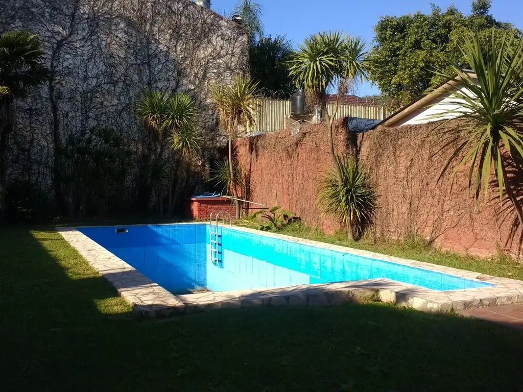 QUINTA CON DEPARTAMENTO CON LOTE LIBRE Y PILETA