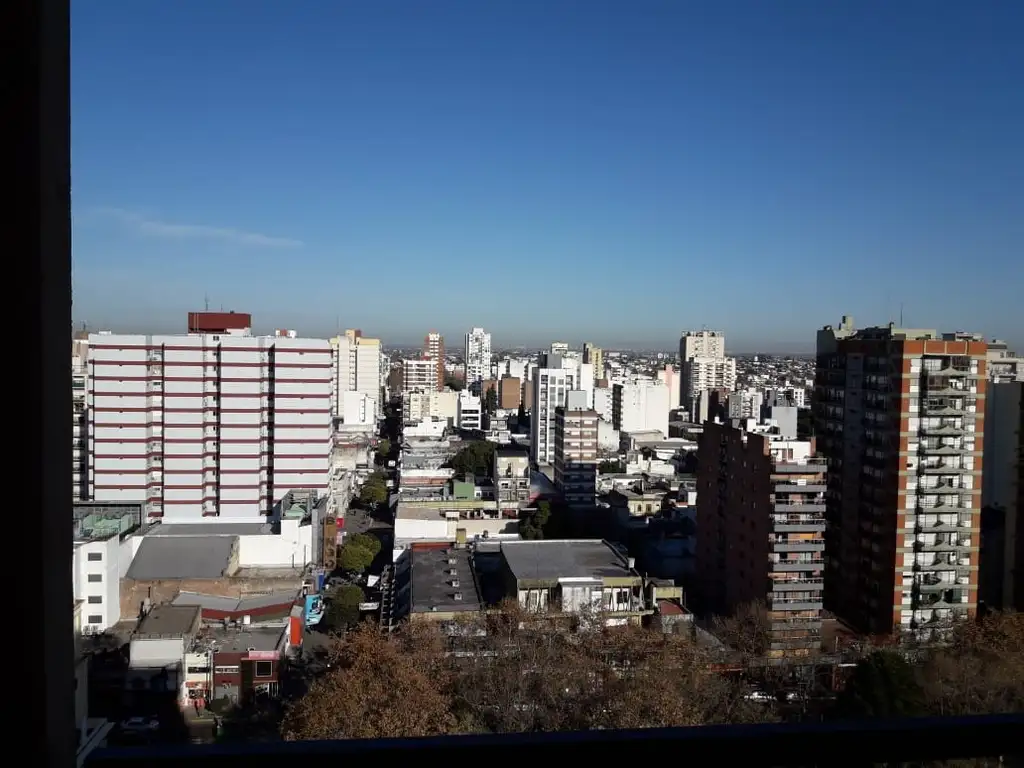 EXCELENTE CUATRO AMBIENTES CON DEPENDENCIA Y COCHERA EN QUILMES CENTRO.