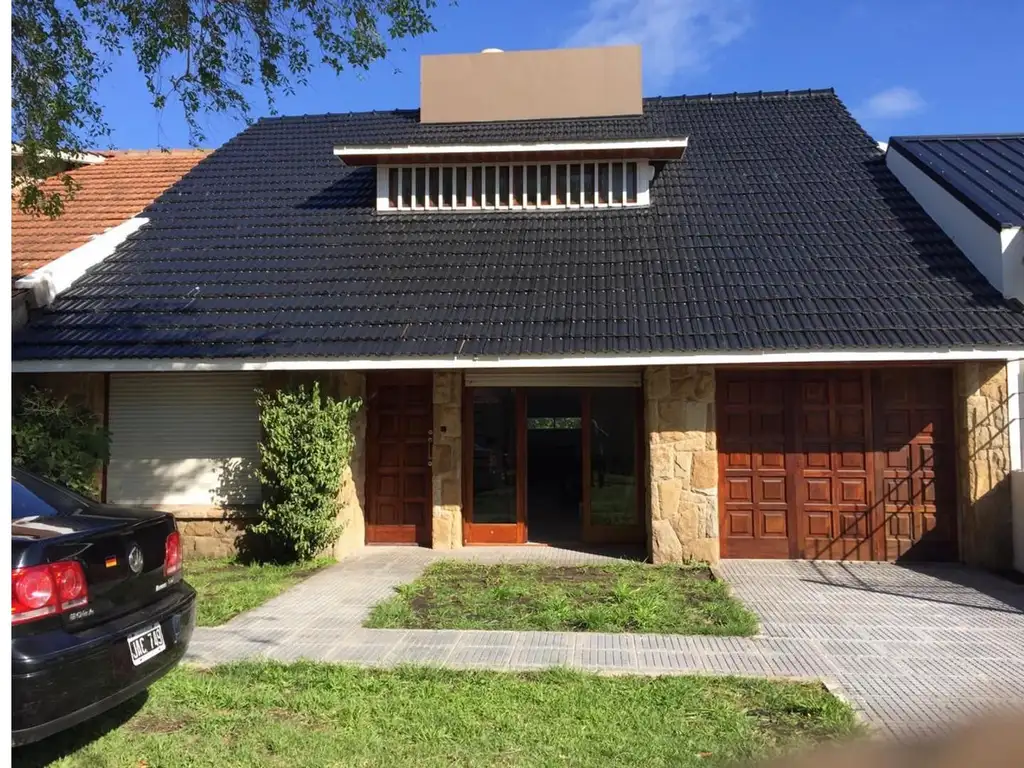 Chalet en venta de 4 dormitorios c/ cochera en Constitución