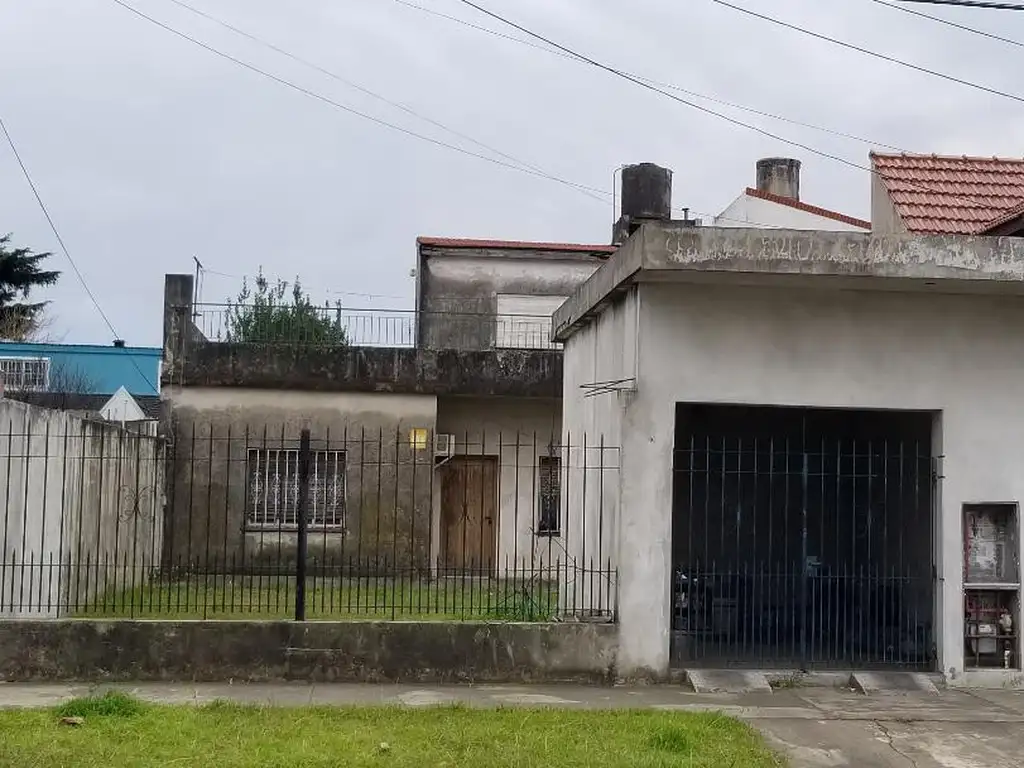 CASA 2 FAMILIAS EN VENTA DE LA PEÑA 1500 WILDE