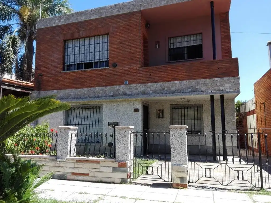 VENTA CASA 6 AMBIENTES + JARDÍN FTE. + GALERÍA AL FONDO + PATIO + TERRAZA MORÓN PCIA BS AS