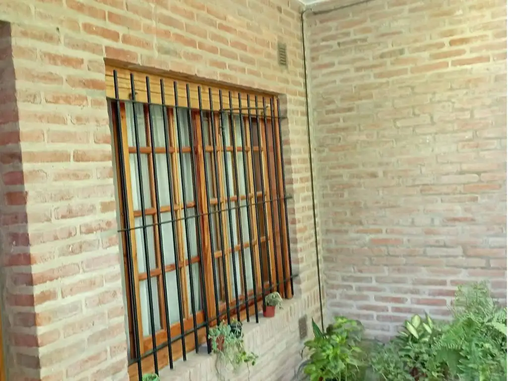 VENTA DE CASA DOS AMB EN BARRIO SUHR HOREIS