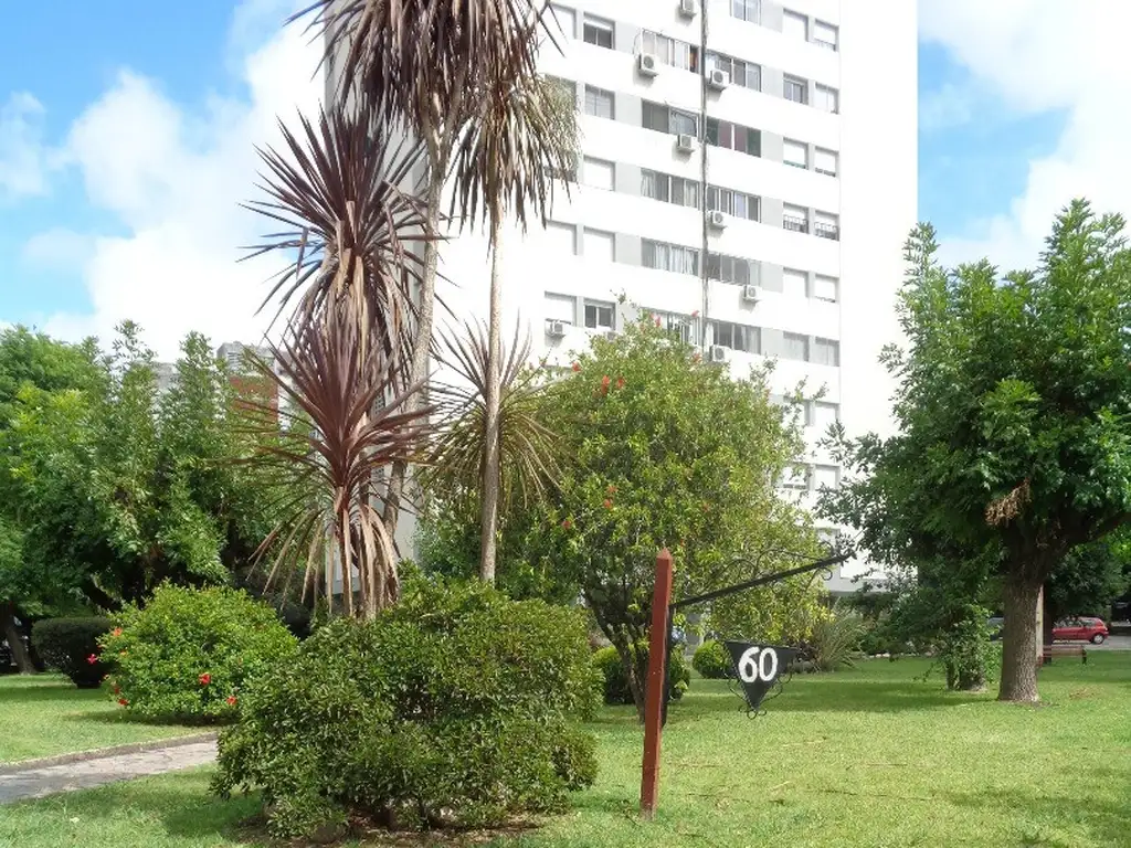 Edificio 62- depto 4 ambientes en piso bajo- con Estacionamiento  - Jardines y rejas perimetrales