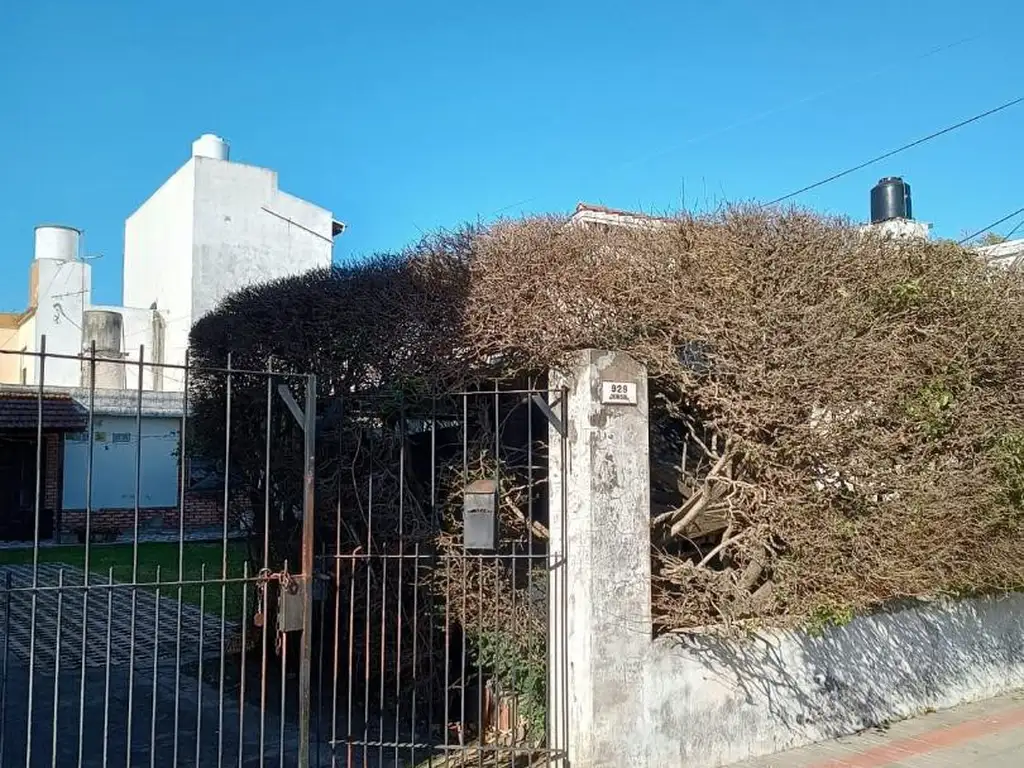 CASA EN EXCELENTE UBICACION CON TERRENO